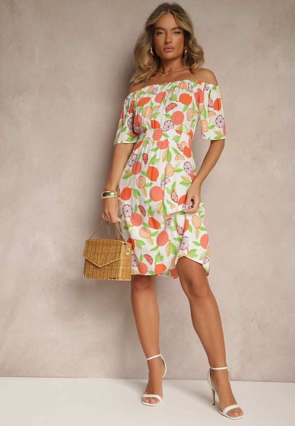 Renee - Pomarańczowa Sukienka Typu Hiszpanka z Bawełną ze Wzorem Cytrusów Aprona. Okazja: na co dzień. Typ kołnierza: dekolt hiszpanka. Kolor: pomarańczowy. Materiał: bawełna. Sezon: lato. Styl: elegancki, casual