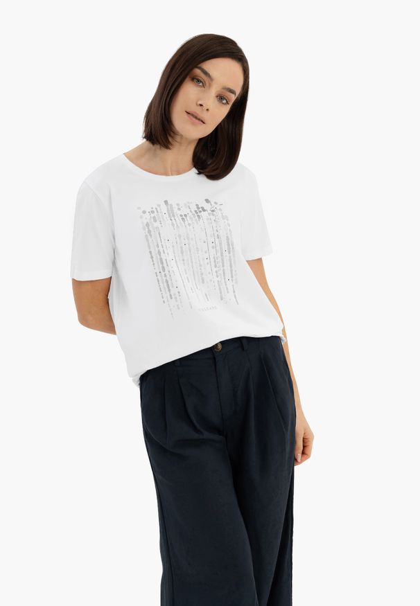 Volcano - T-shirt z błyszczącym nadrukiem T-SEAR. Kolor: biały. Materiał: prążkowany, bawełna, materiał. Długość rękawa: krótki rękaw. Długość: krótkie. Wzór: nadruk. Styl: klasyczny