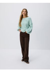 Reserved - Sweter z ozdobnymi aplikacjami - jasnoturkusowy. Kolor: turkusowy. Materiał: dzianina, wełna. Wzór: aplikacja