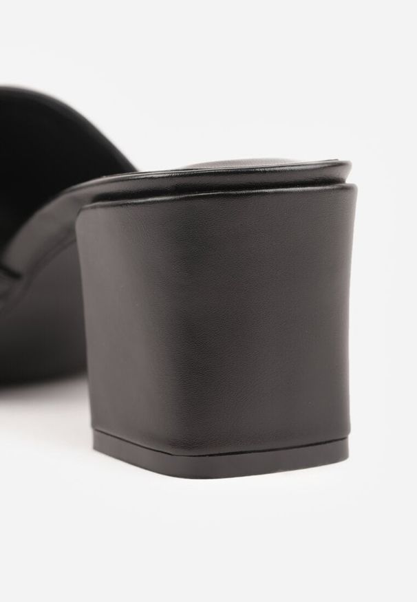 Renee - Czarne Klapki na Słupku z Kwadratowym Noskiem i Elegancką Klamerką Genissa. Okazja: na co dzień. Kolor: czarny. Materiał: len. Obcas: na słupku. Styl: elegancki. Wysokość obcasa: średni