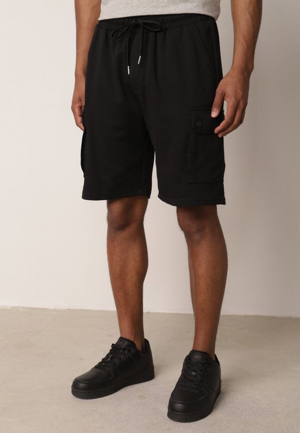 Born2be - Czarne Szorty z Bawełną w Stylu Safari z Kieszeniami Cargo Sabririla. Okazja: na co dzień. Kolor: czarny. Materiał: bawełna. Długość: długie. Sezon: lato. Styl: casual