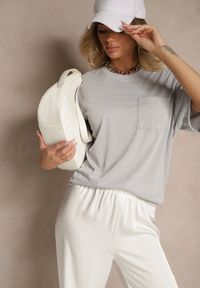 Renee - Jasnoszara Koszulka T-shirt z Naszytą Kieszonką TLanitra. Okazja: na co dzień. Kolor: szary. Materiał: jeans. Wzór: aplikacja. Sezon: lato, wiosna. Styl: elegancki, casual