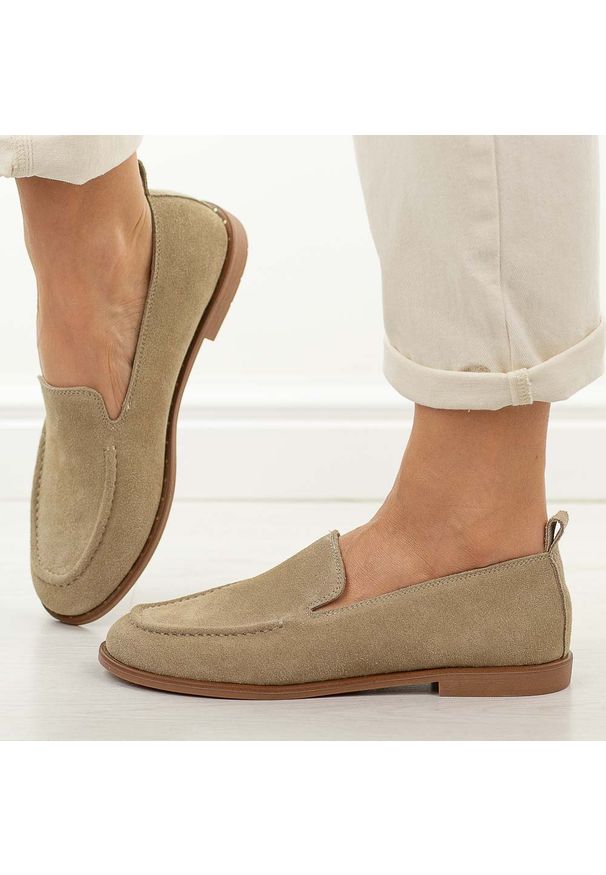 Piaskowe skórzane mokasyny damskie T.Sokolski w26-123. Okazja: na spacer, na co dzień. Nosek buta: okrągły. Kolor: beżowy. Materiał: zamsz, skóra. Sezon: wiosna, jesień, lato. Styl: casual, elegancki, klasyczny