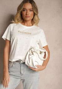 Renee - Biały Bawełniany T-shirt Ozdobiony Napisem i Cyrkoniami Nalavenna. Okazja: na co dzień. Kolor: biały. Materiał: bawełna. Wzór: napisy, aplikacja. Styl: casual #5