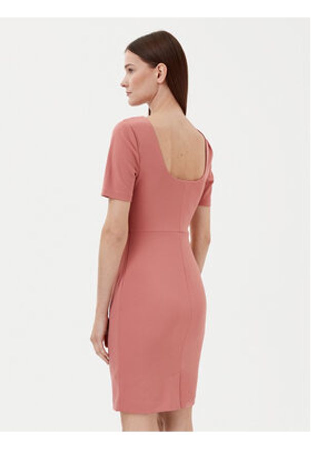 Calvin Klein Sukienka koktajlowa K20K208174 Różowy Regular Fit. Kolor: różowy. Materiał: syntetyk. Styl: wizytowy