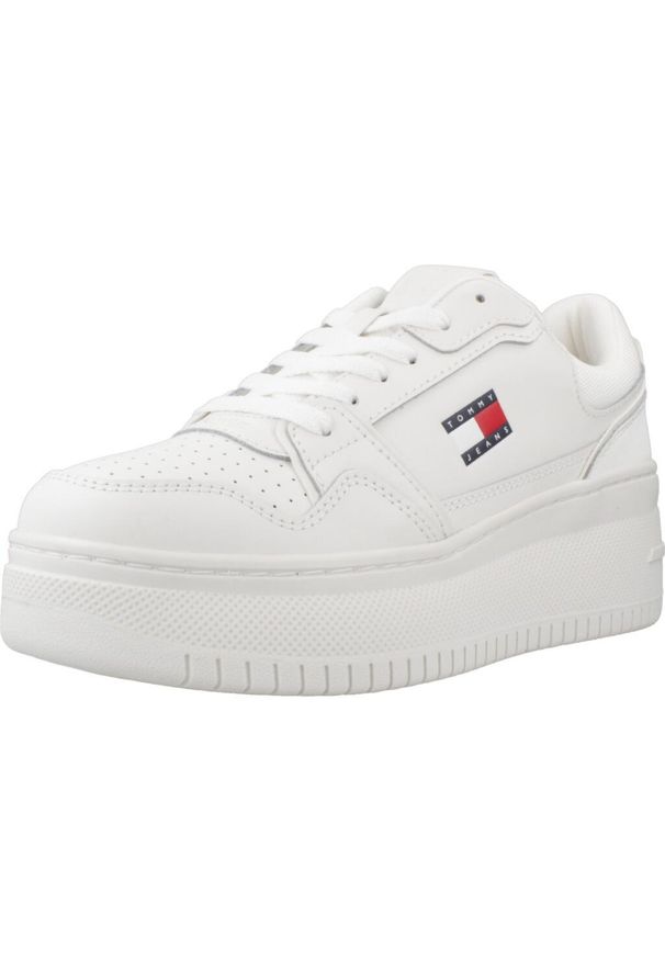 TOMMY HILFIGER - Buty TOMMY JEANS TJW RETRO BASKET FLATFOR Biały. Kolor: biały. Materiał: jeans. Styl: retro