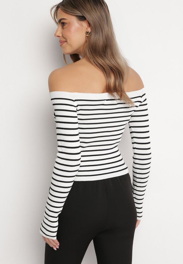 Born2be - Biało-Czarna Bluzka Hiszpanka w Paski Mardana. Typ kołnierza: dekolt hiszpanka. Kolor: biały. Materiał: wiskoza, bawełna, dzianina. Długość: długie. Wzór: paski