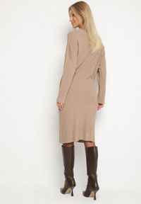 Born2be - Beżowa Sweterkowa Sukienka z Wiskozą i Broszką Tinarrea. Okazja: do pracy, na spacer. Kolor: beżowy. Materiał: wiskoza. Wzór: aplikacja. Typ sukienki: sportowe. Styl: klasyczny, sportowy #3
