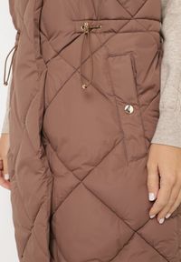 Born2be - Ciemnobrązowa Pikowana Kamizelka o Długim Kroju ze Stójką i Kieszeniami Avatheia. Okazja: na co dzień. Typ kołnierza: kołnierzyk stójkowy. Kolor: brązowy. Materiał: jeans. Długość: długie. Wzór: aplikacja. Styl: casual, klasyczny, elegancki #5