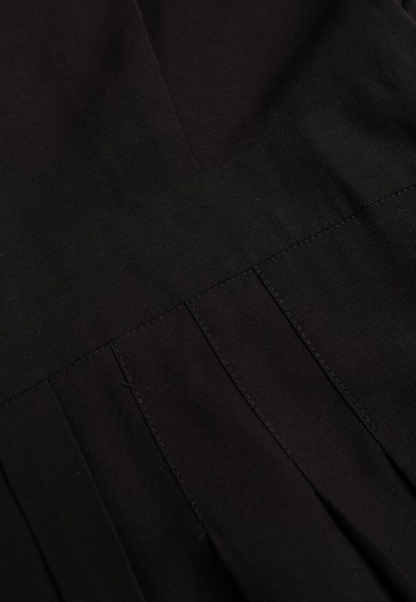 Renee - Czarna Sukienka Plisowana z Wiskozy Ozdobiona Wiązaniem Farrive. Okazja: na co dzień. Kolor: czarny. Materiał: wiskoza. Wzór: aplikacja. Styl: elegancki, casual, klasyczny