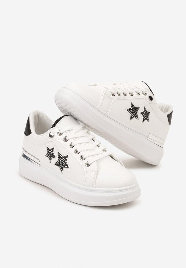 Born2be - Biało-Czarne Płaskie Sneakersy z Gwiazdkami i Metalicznymi Wstawkami Jalelia. Okazja: na spotkanie biznesowe. Nosek buta: okrągły. Kolor: biały. Materiał: jeans. Wzór: aplikacja