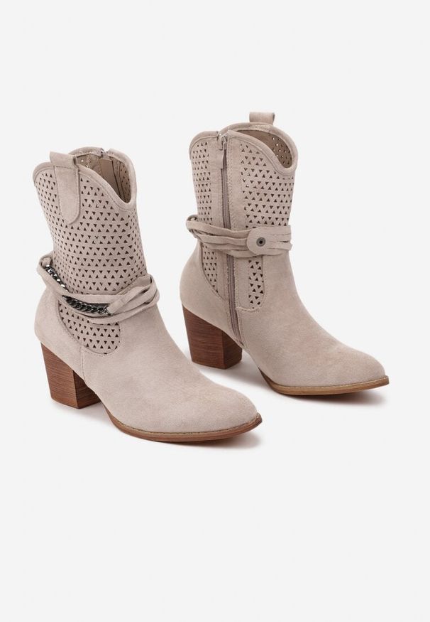 Renee - Jasnobeżowe Botki Vices na Słupku w Stylu Kowbojek z Ażurową Cholewką i Paskami Tulifedi. Zapięcie: pasek. Kolor: beżowy. Materiał: skóra, jeans. Szerokość cholewki: normalna. Wzór: ażurowy. Obcas: na słupku. Styl: rockowy. Wysokość obcasa: średni