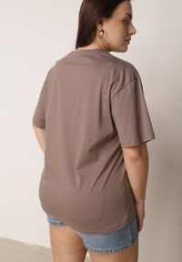 Born2be - Brązowy T-shirt Bawełniany z Ozdobnymi Cekinami Greyfeather. Okazja: do pracy, na co dzień, na spotkanie biznesowe. Kolekcja: plus size. Kolor: brązowy. Materiał: bawełna. Długość: długie. Wzór: gładki. Styl: elegancki, biznesowy, casual #3