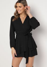 Born2be - Czarna Kopertowa Sukienka Kombinezon Mini z Falbanką Bomina. Kolor: czarny. Materiał: materiał #1