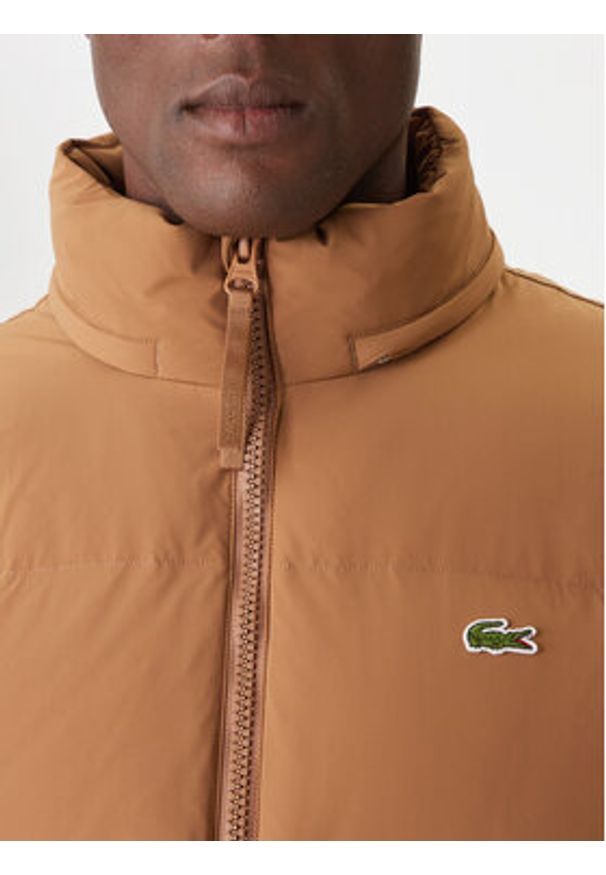 Lacoste Kurtka puchowa BH5154 Brązowy Regular Fit. Kolor: brązowy. Materiał: syntetyk