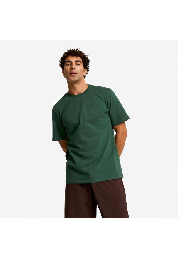 DOMYOS - Koszulka z krótkim rękawem męska Domyos Gym & Pilates. Kolor: zielony. Materiał: tkanina, elastan, prążkowany, bawełna, materiał. Długość rękawa: krótki rękaw. Długość: krótkie. Sport: joga i pilates