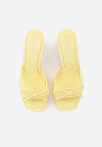 Born2be - Żółte Siateczkowe Klapki na Szpilce Ozdobione Kokardą Vikisae. Okazja: na co dzień. Kolor: żółty. Materiał: jeans. Wzór: aplikacja. Obcas: na szpilce. Styl: casual #5