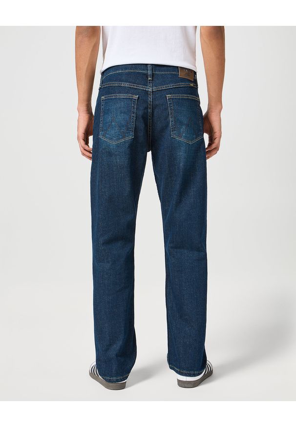Męskie Spodnie Jeansowe Wrangler Relaxed Fit Blackened Indigo 112352957. Okazja: na co dzień, do pracy. Styl: klasyczny, casual, elegancki