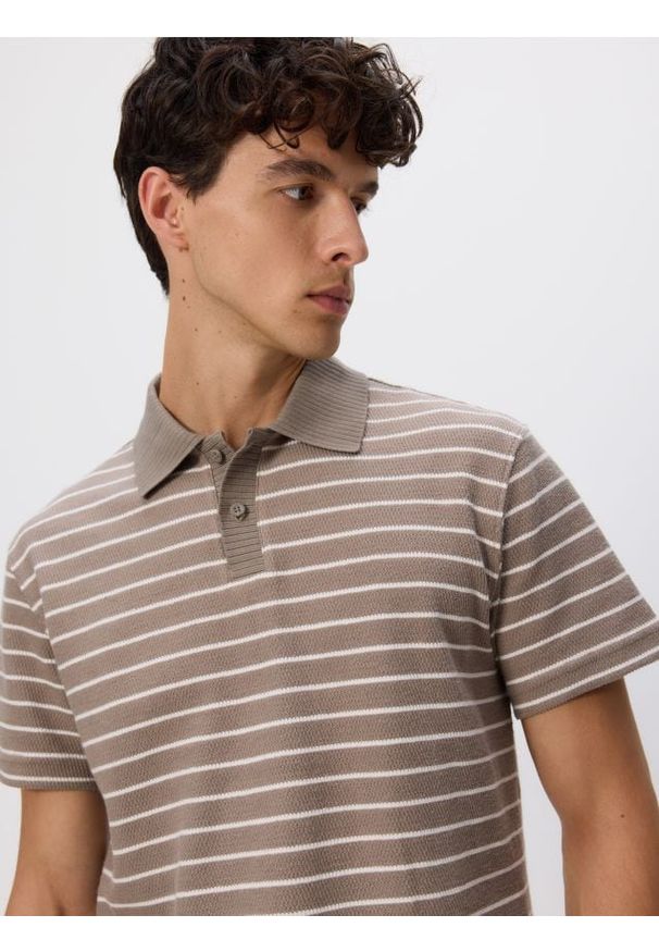 Reserved - Koszulka polo comfort w paski - beżowy. Typ kołnierza: polo. Kolor: beżowy. Materiał: bawełna, dzianina. Wzór: paski