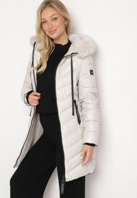 Born2be - Biała Pikowana Kurtka z Kapturem i Futerkiem z Możliwością Odpięcia Elentina. Okazja: do pracy, na co dzień, na spotkanie biznesowe. Typ kołnierza: kaptur. Kolor: biały. Materiał: futro. Styl: casual, biznesowy #7
