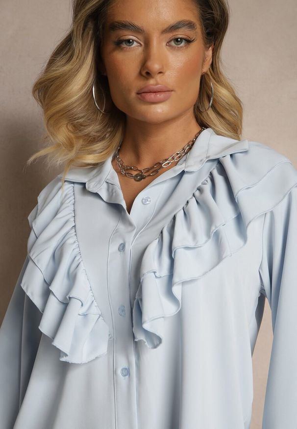 Renee - Jasnoniebieska Koszula Ozdobiona Falbaną Kornella. Okazja: na co dzień. Typ kołnierza: kołnierzyk klasyczny. Kolor: niebieski. Materiał: jeans. Wzór: aplikacja. Styl: klasyczny, elegancki, casual