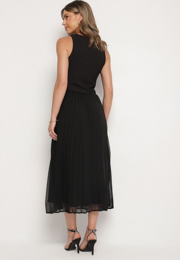 Born2be - Czarna Plisowana Sukienka z Wiskozy z Wszytą Kamizelką Silanda. Typ kołnierza: dekolt w serek. Kolor: czarny. Materiał: wiskoza. Sezon: wiosna. Styl: elegancki, klasyczny