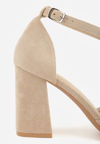 Renee - Ciemnobeżowe Czółenka z Imitacji Zamszu na Słupkowym Obcasie ze Szpiczastym Noskiem Hadina. Okazja: na randkę. Nosek buta: szpiczasty. Zapięcie: pasek. Kolor: beżowy. Materiał: zamsz. Obcas: na obcasie. Wysokość obcasa: średni #6