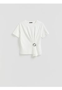 Reserved - T-shirt z ozdobnym detalem - złamana biel. Materiał: bawełna