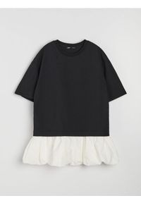 Sinsay - Bawełniana bluzka z krótkim rękawem z kontrastową falbaną u dołu - czarny. Kolor: czarny. Materiał: bawełna. Długość rękawa: krótki rękaw. Długość: krótkie #1