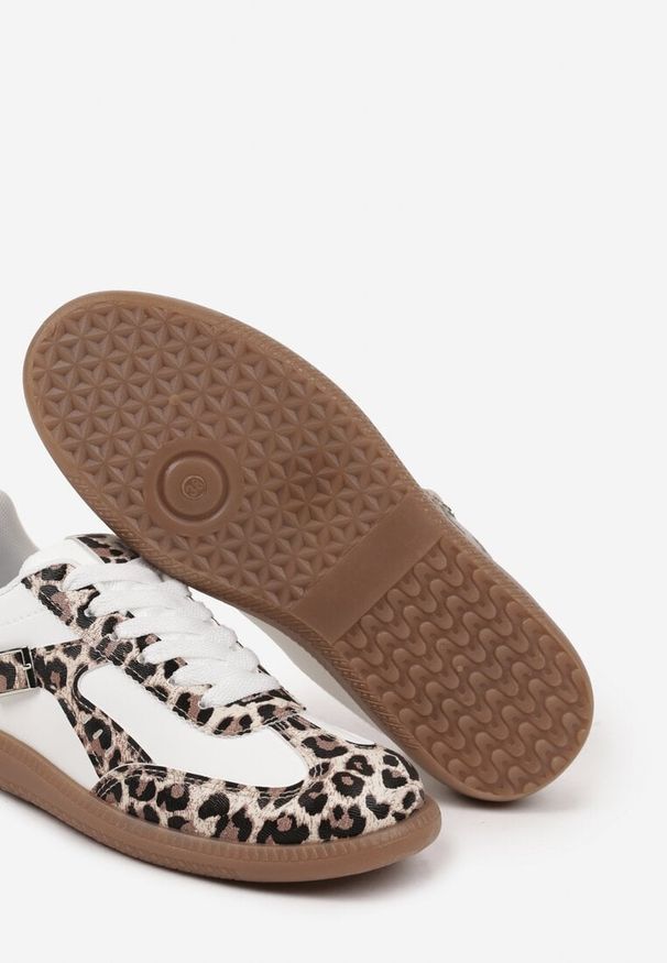 Renee - Panterkowo-Białe Sneakersy Klasyczne Tenisówki Zdobione Klamerką Senaniela. Okazja: na co dzień, na spotkanie biznesowe, do pracy, na spacer. Kolor: biały. Wzór: aplikacja. Obcas: na płaskiej podeszwie. Sport: turystyka piesza
