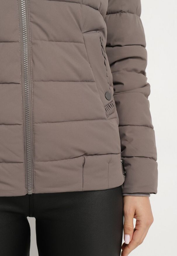 Born2be - Ciemnobeżowa Pikowana Kurtka ze Ściągaczem w Pasie i Odpinanym Kapturem Valentissa. Okazja: na co dzień. Kolor: beżowy. Materiał: jeans. Styl: klasyczny, casual