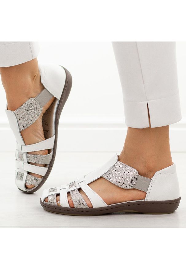 Białe skórzane sandały damskie T.Sokolski 622. Zapięcie: bez zapięcia. Kolor: biały. Materiał: skóra. Sezon: lato. Obcas: na obcasie. Wysokość obcasa: średni