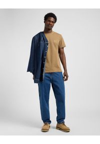 Lee - MESKA KOSZULKA LEE WW ESSENTIAL TEE DARK KHAKI 112370485. Kolor: brązowy #5