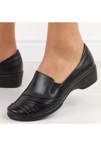 Czarne skórzane Polskie półbuty damskie Gregors 421. Okazja: na co dzień, na spotkanie biznesowe, do pracy. Zapięcie: bez zapięcia. Kolor: czarny. Materiał: skóra. Sezon: wiosna. Styl: casual, biznesowy, elegancki, klasyczny #1