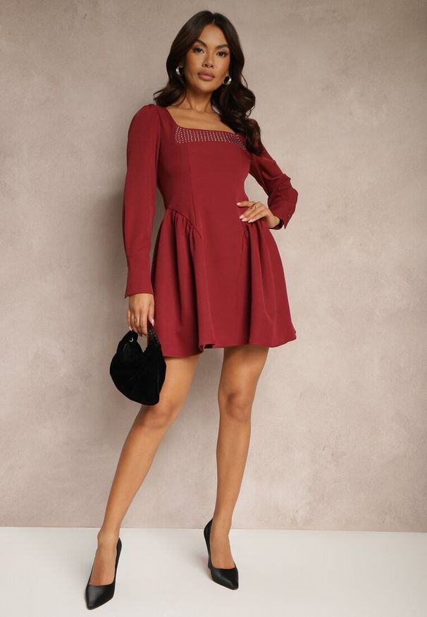 Renee - Bordowa Krótka Sukienka z Kwadratowym Dekoltem o Rozkloszowanym Fasonie Enadis. Okazja: na co dzień, na imprezę. Typ kołnierza: dekolt kwadratowy. Kolor: czerwony. Długość rękawa: długi rękaw. Typ sukienki: rozkloszowane. Styl: casual, elegancki. Długość: mini