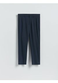 Reserved - Spodnie chino slim z wiskozą - granatowy. Kolor: niebieski. Materiał: wiskoza
