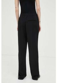 Samsoe & Samsoe - Samsoe Samsoe spodnie damskie kolor czarny proste high waist. Okazja: na co dzień. Stan: podwyższony. Kolor: czarny. Materiał: poliester, dzianina. Styl: casual #3