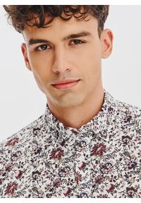 Pako Lorente - PAKO LORENTE – Biała koszula w kwiaty. Typ kołnierza: kołnierzyk klasyczny. Kolor: biały. Materiał: elastan, bawełna. Długość rękawa: długi rękaw. Długość: długie. Wzór: kwiaty. Styl: klasyczny #6