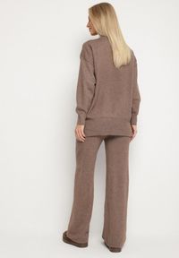 Born2be - Ciemnobeżowy Dzianinowy Komplet z Wełną Sweter z Półgolfem i Szerokie Spodnie Lanerra. Kolor: beżowy. Materiał: dzianina, wełna. Sport: turystyka piesza #6