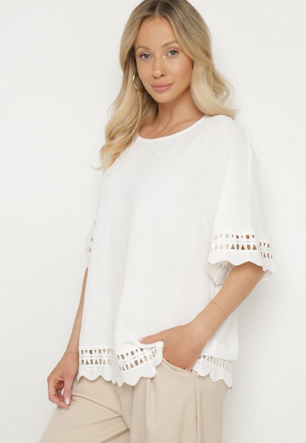 Born2be - Biała Bluzka z Ażurowymi Wstawkami Vozenia. Okazja: na co dzień. Kolor: biały. Materiał: jeans. Wzór: ażurowy. Styl: klasyczny, elegancki, casual
