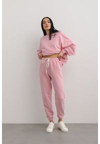 Marsala - Spodnie dresowe typu jogger w kolorze BARBIE PINK - DRIPS-M. Stan: podwyższony. Kolor: różowy. Materiał: dresówka. Styl: elegancki