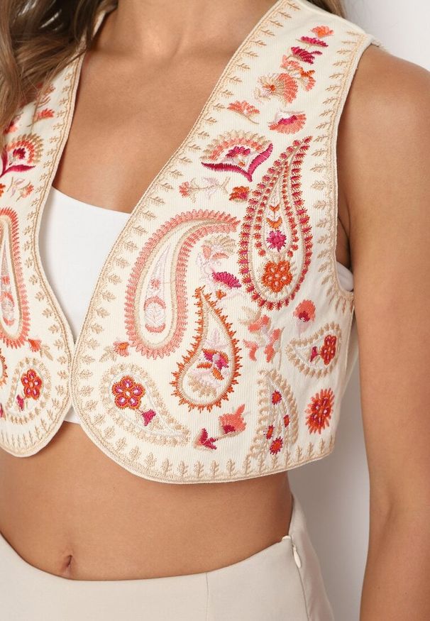 Born2be - Beżowo-Czerwona Bawełniana Kamizelka Zdobiona Haftami Varnesta. Okazja: na co dzień. Kolor: beżowy. Materiał: bawełna. Wzór: aplikacja, haft. Sezon: lato. Styl: boho, casual