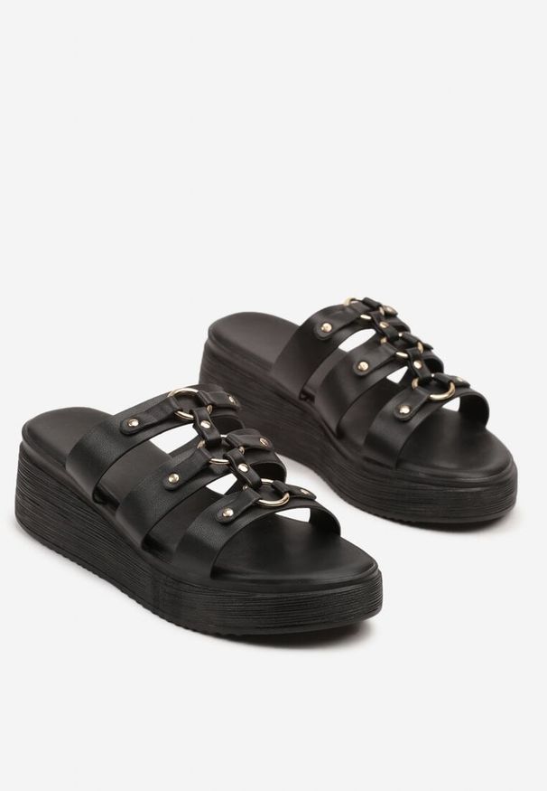 Renee - Czarne Klapki na Koturnie z Metalicznymi Aplikacjami Delanitia. Okazja: na co dzień. Nosek buta: otwarty. Kolor: czarny. Materiał: jeans. Wzór: aplikacja. Obcas: na koturnie. Styl: casual