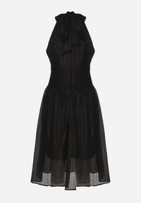 Born2be - Czarna Rozkloszowana Sukienka z Tłoczonej Tkaniny z Wiązaniem z Tyłu Nimioretta. Okazja: na ślub cywilny, na imprezę, na wesele. Kolor: czarny. Materiał: tkanina. Wzór: aplikacja. Typ sukienki: rozkloszowane. Styl: elegancki #4