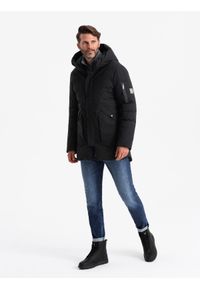 Ombre Clothing - Długa sezonowa męska kurtka w stylu outdoorowym – czarna V1. Typ kołnierza: kaptur. Kolor: czarny. Materiał: guma, tkanina, poliester, materiał, syntetyk. Długość: długie. Wzór: aplikacja #7
