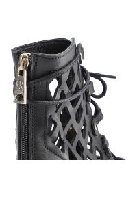 Czarne Sandały Carinii Buty Damskie Obuwie Na Lato. Okazja: na co dzień. Kolor: czarny. Materiał: skóra. Wzór: aplikacja. Sezon: lato. Obcas: na obcasie. Styl: boho, casual. Wysokość obcasa: niski #9