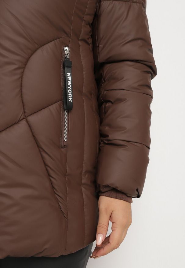 Born2be - Brązowa Kurtka Pikowana z Odpinanym Kapturem i Futerkiem Ittella. Okazja: na spacer, na co dzień. Kolekcja: plus size. Kolor: brązowy. Materiał: futro. Wzór: aplikacja. Sezon: zima. Styl: casual