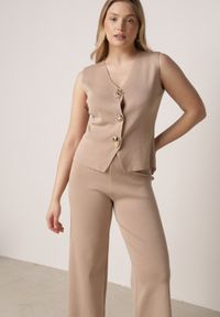 Born2be - Jasnobrązowy Komplet z Wiskozą Kamizelka z Ozdobami 3D i Szerokie Spodnie Eleti. Kolor: brązowy. Materiał: wiskoza. Wzór: aplikacja #7