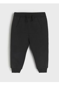 Sinsay - Bawełniane spodnie jogger - czarny. Kolor: czarny. Materiał: bawełna. Długość: długie #1
