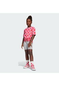 Zestaw Adidas Disney Minnie Mouse T-Shirt. Okazja: na uczelnię. Kolor: różowy. Materiał: dresówka. Wzór: motyw z bajki. Styl: sportowy